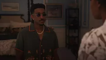 Chemise en soie ornée de perles Bode portée par Jazz (Jordan L. Jones) comme on le voit dans Bel-Air (S03E10)