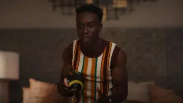 Gilet en tricot rayé à l’échelle Bonner du Pays de Galles en marron porté par Carlton Banks (Olly Sholotan) comme on le voit dans Bel-Air (S03E10)