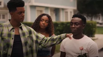 Camiseta de algodón con estampado de rosas blancas de Simone Rocha usada por Carlton Banks (Olly Sholotan) como se ve en Bel-Air (S03E10)