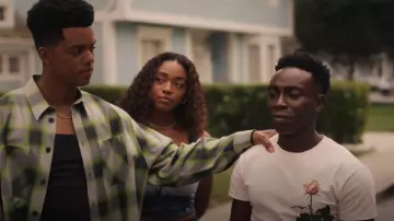 T-shirt en coton imprimé rose blanche Simone Rocha porté par Carlton Banks (Olly Sholotan) comme on le voit dans Bel-Air (S03E10)