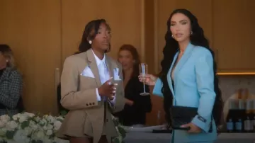 Bolso de mano con solapa acolchada de piel de cordero de Chanel usado por Breana Tiesi como se ve en Selling Sunset (S08E02)