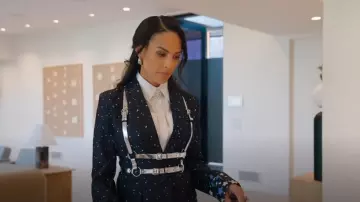 Blazer House of Holland à imprimé étoile en noir porté par Amanza Smith comme on le voit dans Selling Sunset (S08E04)