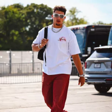 T-shirt Amiri White & Red Resort Club porté par Patrick Mahomes II sur le compte Instagram @chiefs