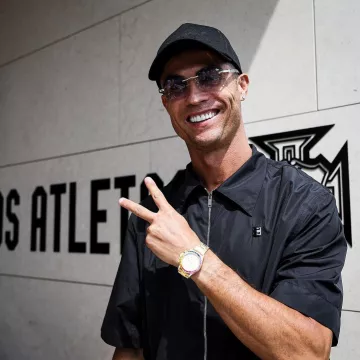 Chapeau Saint Laurent Black Logo 5 Panel porté par Cristiano Ronaldo sur le compte Instagram @cristiano