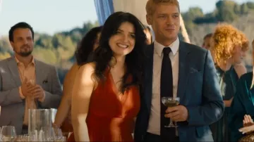 Vestido largo hasta la pantorrilla de tul de Dolce & Gabbana con pliegues de rayos de sol usado por Amelia Sacks (Eve Hewson) como se ve en La pareja perfecta (S01E01)