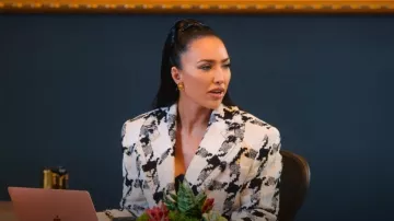 Blazer en tweed de laine mélangée à carreaux Versace porté par Breana Tiesi comme on le voit dans Selling Sunset (S08E04)