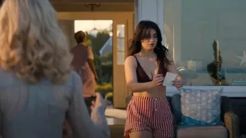 Bóxer sastre de Jasper Sleepy Jones en raya bretona roja usado por Amelia Sacks (Eve Hewson) como se ve en La pareja perfecta (T01E01)