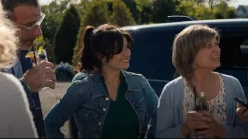 Alexander Wang Chaqueta de camionero de mezclilla encogida usada por Amelia Sacks (Eve Hewson) como se ve en La pareja perfecta (S01E01)