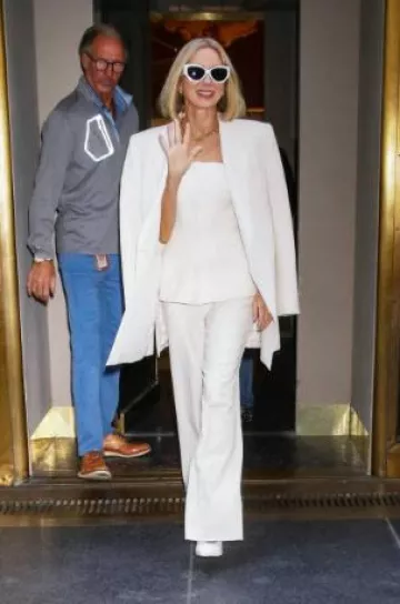 Escarpin Larroude x Altuzarra en Cuir Verni Blanc porté par Naomi Watts sur le compte Instagram @naomiwatts