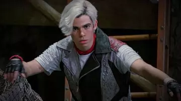 Descendientes 2 looks: la chaqueta bicolor que lleva Carlos (Cameron Boyce)