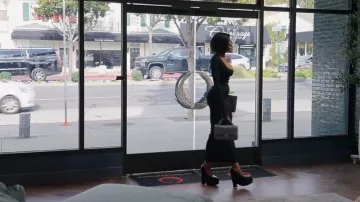 Escarpins compensés noirs Versace portés par Chelsea Lazkani comme on le voit dans Selling Sunset (S08E04)