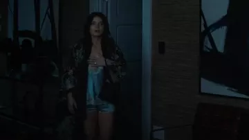 Josie Natori Lolita Shorts de seda con ribetes de encaje en jade vibrante usados por Amelia Sacks (Eve Hewson) como se ve en La pareja perfecta (T01E03)