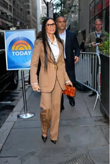 Veste cadenas Schiaparelli portée par Demi Moore au Today Show le 9 septembre 2024
