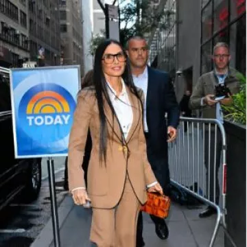 Chemise à ruban à mesurer Schiaparelli portée par Demi Moore au Today Show le 9 septembre 2024