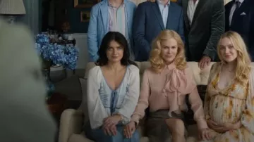 Top Free People Lookout en Ivory Combo usado por Amelia Sacks (Eve Hewson) como se ve en La Pareja Perfecta (T01E03)