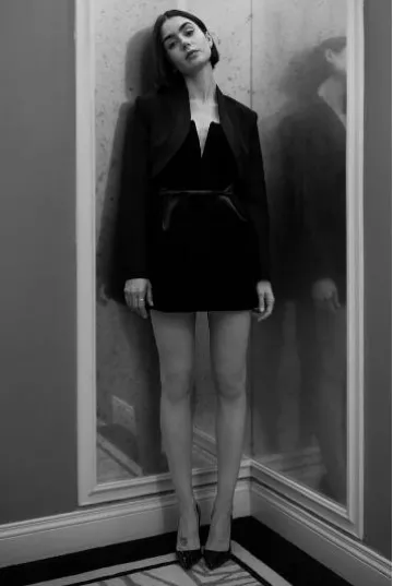 Escarpins Manolo Blahnik BB portés par Lily Collins chez Emily in Paris Saison 4 Presse le 9 septembre 2024