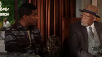 Chemise Triton portée par l’entraîneur Marcus Turner (Cory Hardrict) comme on le voit dans All American : Homecoming (S03E10)