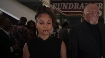 Boucles d’oreilles créoles rectangulaires portées par Simone Hicks (Geffri Maya Hightower) comme on le voit dans All American : Homecoming (S03E10)