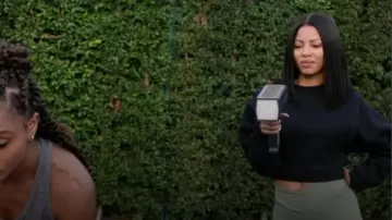 Alo Yoga Cropped Fresh Coverup porté par Thea Mays (Camille Hyde) comme on le voit dans All American : Homecoming (S03E10)