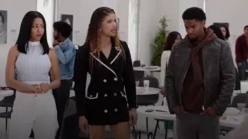 Haut dos nu en popeline rayée Zara porté par Thea Mays (Camille Hyde) comme on le voit dans All American : Homecoming (S03E10)