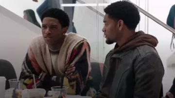Cárdigan del Departamento de Pintura del Mercado usado por Orlando 'Lando' Johnson (Martin Bobb-Semple) como se ve en All American: Homecoming (S03E10)