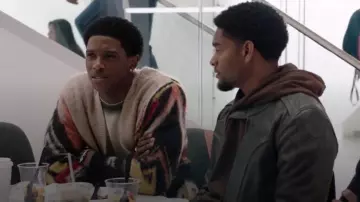 Cardigan Market Paint Dept porté par Orlando 'Lando' Johnson (Martin Bobb-Semple) tel qu’on le voit dans All American : Homecoming (S03E10)