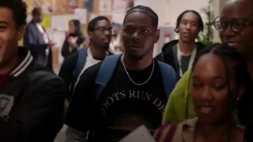 T-shirt Honor the Gift Roots Run Deep porté par Cam Watkins (Mitchell Edwards) tel qu’on le voit dans All American : Homecoming (S03E10)