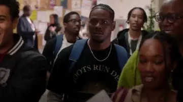 T-shirt Honor the Gift Roots Run Deep porté par Cam Watkins (Mitchell Edwards) tel qu’on le voit dans All American : Homecoming (S03E10)