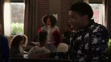 Bomber con cremallera floral usada por Orlando 'Lando' Johnson (Martin Bobb-Semple) como se ve en All American: Homecoming (S03E10)