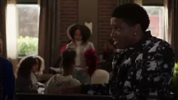 Blouson aviateur zippé à fleurs porté par Orlando 'Lando' Johnson (Martin Bobb-Semple) tel qu’on le voit dans All American : Homecoming (S03E10)