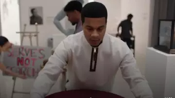 Jersey de cuello de embudo con media cremallera en contraste de Reiss Hale usado por el entrenador Marcus Turner (Cory Hardrict) como se ve en All American: Homecoming (T03E10)