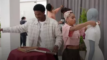 T-shirt court à manches courtes Pilcro porté par Simone Hicks (Geffri Maya Hightower) tel qu’on le voit dans All American : Homecoming (S03E10)