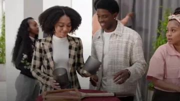 Sobrecamisa Topman de manga larga a cuadros regulares en color crudo usada por Orlando 'Lando' Johnson (Martin Bobb-Semple) como se ve en All American: Homecoming (S03E10)