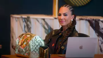 Louis Vuitton Pre-Owned 2008 Speedy 35 sac à main porté par Amanza Smith comme on le voit dans Selling Sunset (S08E03)