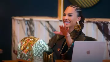 Chanel CC Boucles d’oreilles ajourées en métal doré avec cabochons nacrés de costume portées par Amanza Smith comme on le voit dans Selling Sunset (S08E03)