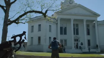 Film Rebel Ridge : Aaron Pierre porte un sac à dos bleu pour incarner Terry Richmond