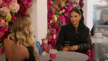 Alexander Wang Crystal Mesh Heiress Dragon Wristlet porté par Breana Tiesi comme on le voit dans Selling Sunset (S08E03)