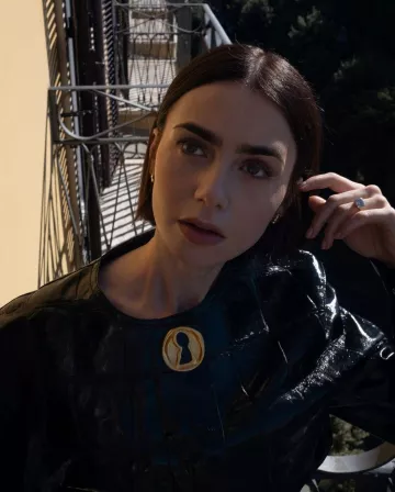 Cartier Panthere De Cartier Pendientes de Cartier usados por Lily Collins en Emily in Paris Temporada 4 Prensa el 10 de septiembre de 2024