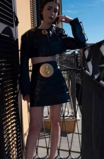 Minifalda de cuero Schiaparelli Oviel usada por Lily Collins en Emily in Paris Temporada 4 Prensa el 10 de septiembre de 2024