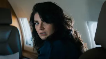 Vestido de Maje Riannette usado por Amelia Sacks (Eve Hewson) como se ve en La pareja perfecta (T01E04)