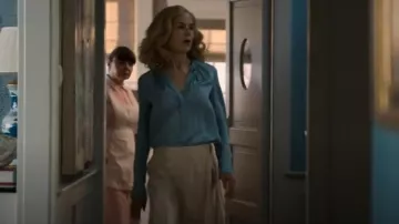 Jupe midi en satin Theory Overlap portée par Greer Garrison Winbury (Nicole Kidman) comme on le voit dans The Perfect Couple (S01E04)