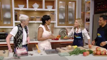 Mini-robe Miami rose et jaune Balmain portée par Tamron Hall comme on le voit en LIVE avec Kelly et Mark le 5 septembre 2024