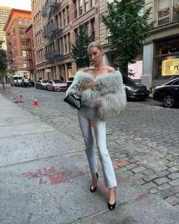 Sac Hermès Vintage Kelly 28 Sellier 2Way en Noir porté par Elsa Hosk sur son post Instagram le 10 septembre 2024