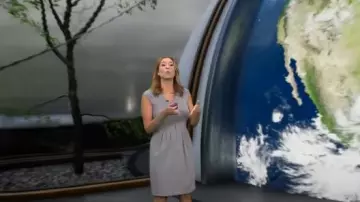 Robe en jersey à manches courtes Emporio Armani portée par Stephanie Abrams comme on le voit dans CBS Mornings le 10 septembre 2024