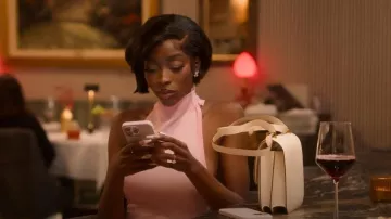 Sac Hermès Constance porté par Chelsea Lazkani vu dans Selling Sunset (S08E05)