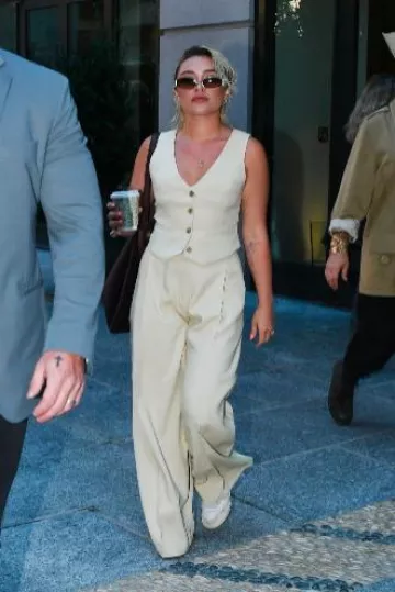 Le pantalon Frankie Shop Indio en beige porté par Florence Pugh à New York le 10 septembre 2024