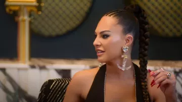 Alessandra Rich Crystal y Anchor Earrings usados por Amanza Smith como se ve en Selling Sunset (S08E05)