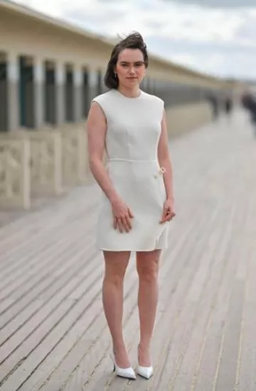 Minivestido con detalle de alfiler de seguridad de Prada usado por Daisy Ridley en el Festival de Cine Americano de Deauville el 11 de septiembre de 2024