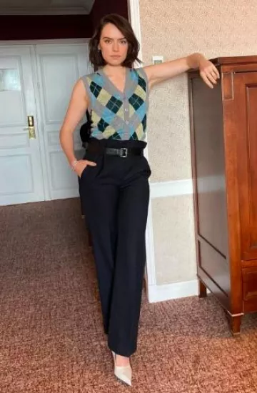 Chaleco de lana Prada Argyle-Intarsia usado por Daisy Ridley en el Festival de Cine Americano de Deauville el 11 de septiembre de 2024