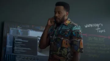Camisa de manga corta blanca con estampado de graffiti en blanco usado por Lewis Stewart (McKinley Freeman) como se ve en Duda razonable (S02E05)